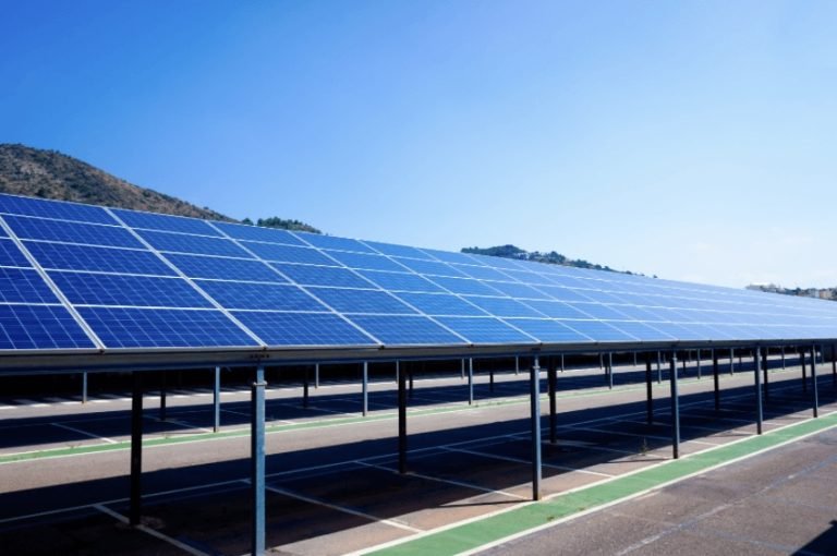 types installations panneaux solaires entreprises parking
